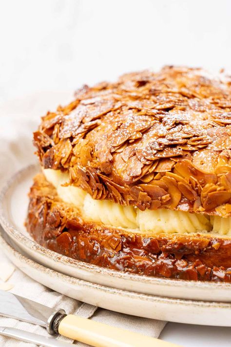 german bee sting cake on a plate. German Birthday Cake, Bavarian Desserts, Banbury Cakes, German Desserts Authentic, Unique Cake Flavors, German Bee Sting Cake, Cake On A Plate, German Sweets, Irish Cake