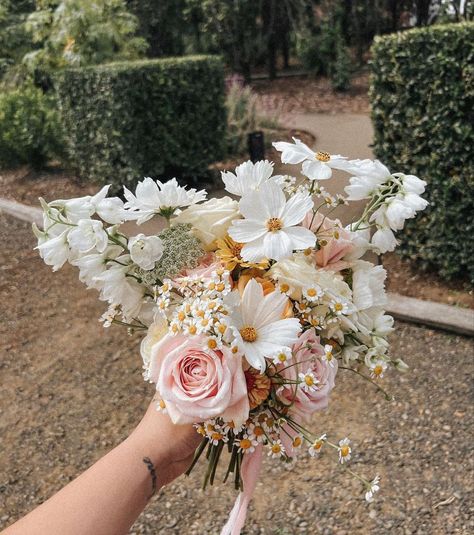 Organic Bridesmaid Bouquet, Light And Airy Bridal Bouquet, Gardenia Bouquet, Bouquet Aesthetic, Wildflower Wedding Bouquet, Neutral Wedding Flowers, Summer Wedding Bouquets, Blush Wedding Flowers, Daisy Wedding