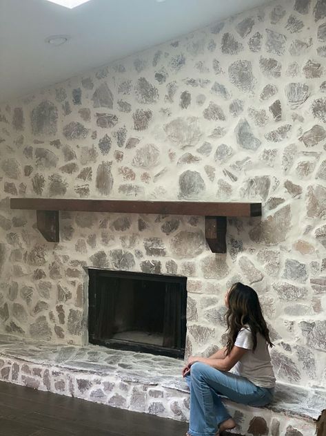 Interior Stone Wall Ideas, Cladding Stone Wall, Stone Wall Decoration, Mortar Wash, Stone Wall Living Room, Wall Cladding Stone, Stone Fireplace Makeover, Fireplace Redo, Stone Walls Interior