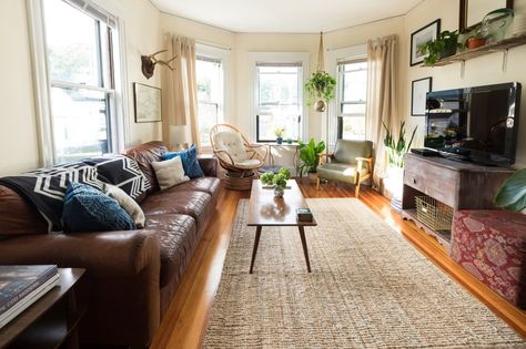 Couches Facing Each Other, Apartment Therapy Living Room, Plants Apartment, Rooms Apartment, Boston House, Boston Apartment, Country Interior Design, Cozy Interior Design, Apartment Plants