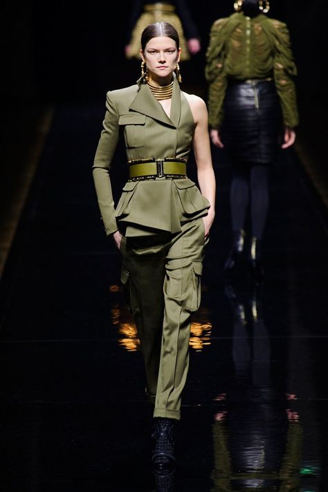 Pin for Later: The 10 Things You'll Be Wearing All Fall All-in-One Balmain Military Inspired Fashion, Army Look, Military Looks, Army Fashion, Balmain Paris, Safari Jacket, Looks Street Style, 1940s Fashion, Military Inspired