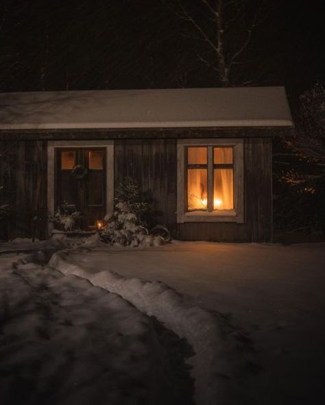 Beautiful Winter Pictures, Summer Goddess, Cabin Aesthetic, Ivy House, Winter Cottage, Cabin Christmas, Winter Cabin, Dream Living, Winter Wonder