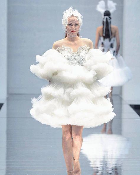 The cloud dress from Nigel Chia Artisanal Collection 2017/18 at KLFW 2017. #nigelchia #fashion #fashiondesigner #fashionweek #runway #klfwrtw2017 #bridal #model Cloud Clothing, Cloud Costume, Runway Fashion Dresses, Cloud Dress, Mode Editorials, 90s Runway Fashion, High Fashion Dresses, Draping Fashion, Theme Dress