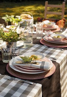 Brown and white table Scandinavian Summer House, Country Table Settings, Outdoor Dinner Party, Summer Table Settings, Country Table, Table Setting Inspiration, Outdoor Dinner, Beautiful Table Settings, Pretty Tables