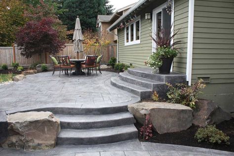 DIY Concrete Patio in 8 Easy Steps | How to pour concrete slab Patio With Steps, Diy Concrete Patio, Concrete Patio Ideas, Concrete Backyard, Diy Patio Ideas, Design Per Patio, Concrete Patio Makeover, Decoration Beton, Cement Patio