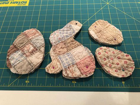 Primitive Easter Decor, Quilted Crafts, Easter Fabric Crafts, Quilt Meaning, Quilt Crafts, Easter Spring Crafts, Primitive Easter, Easter Pillows, Sewing Easy