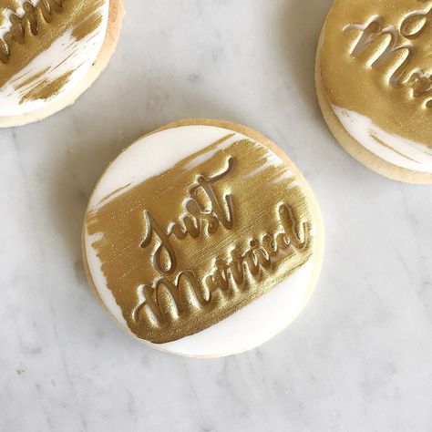 Gold "Just Married" Wedding Cookies Married Cookies, Best Cookies, Wedding Cookies, Fancy Party, Decorated Cookies, Just Married, Cookie Decorating, Wedding Inspo, Sugar Cookie