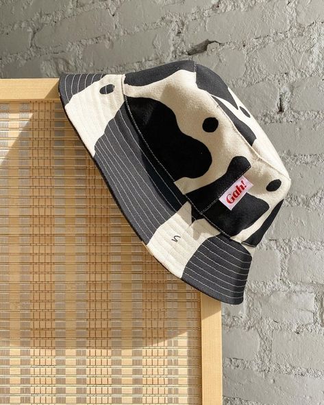 JUNO STUDIO on Instagram: “Lisa Says Gah Britt bucket hat in Black & Ivory Cow Print 🐮🖤🐮🤍🐮🖤 Cute accessories for Summer in some of our favourite Gah! Prints 💥…” Bucket Hat Photoshoot, Bucket Hat Aesthetic, Hat Photoshoot, Oversized Tee Outfit, Closet Wishlist, Hat Day, Bucket Hat Black, Lisa Says Gah, Black Cow