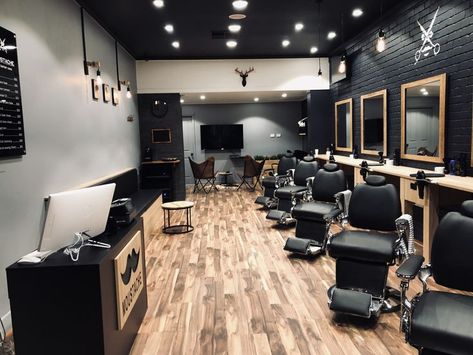 All Black Barbershop, Mens Barbershop Interior Design, Barbershop Color Ideas, Barber Shop Decor Modern Luxury, Modern Barbershop Interior, Barbershop Setup Ideas, Black And Gold Barbershop, Black Barbershop Design, Mens Salon Interior Design