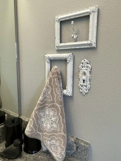 Diy Towel Hooks, Hand Towel Holder Ideas, Towel Holder Diy, Shabby Chic Diy Projects, Waverly Chalk Paint, Chalk Paint Wax, Diy Towels, Inside House, Antique Picture Frames