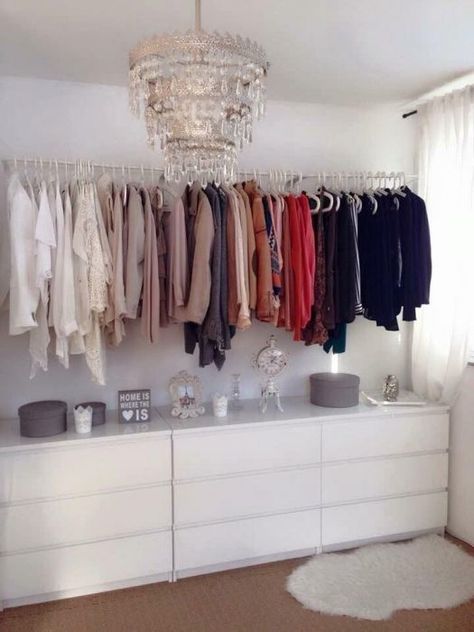 Trucos para organizar tu closet ideas para organizar tu ropa closet minimalista sin puertas para mujer con mueble blanco   #organización #ropa #closetorganization #closet #closetgoals  #closetorganization  #closet #clothingorganization Make A Closet, Spare Bed, Hiasan Bilik Tidur, Clothes Hanging, Closet Room, Dream Closets, Shared Bedrooms, Bed In Closet, Room Closet