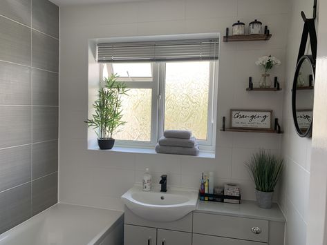 Grey and white bathroom with hints of black and oak Wood And Grey Bathroom, White Grey Black Bathroom, Bathroom Ideas White And Grey, Black And Oak Bathroom, Grey And White Bathroom Ideas, White And Grey Bathroom, Bathroom 2023, Minimalist Bathroom Decor, Bungalow Bathroom