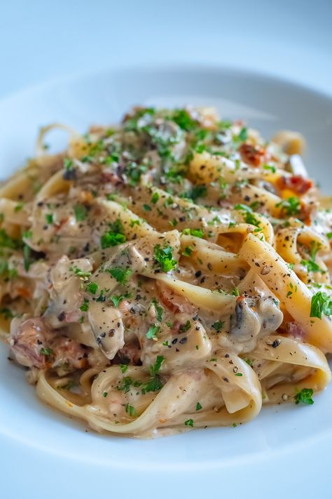 Creamy Mushroom & Sun-Dried Tomato Fettuccine — Bread Bake Beyond Sun Dried Tomato And Mushroom Pasta, Mushroom Shallot Pasta, Mushroom Fettuccine, Restaurant Pasta, Christmas Vegan, Chicken Pasta Dishes, Dishes To Make, Fettuccine Pasta, Italian Pasta Recipes