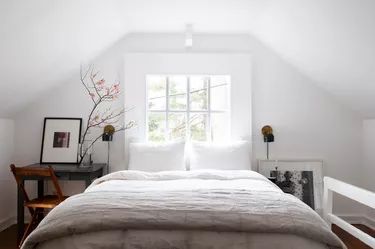 Rooms With Slanted Ceilings, Small Guest Room Ideas, Small Farmhouse Bedroom, Farmhouse Chic Bedroom, Farmhouse Guest Bedroom, Small Guest Rooms, Rustic Farmhouse Bedroom, Small Guest Room, Slanted Walls