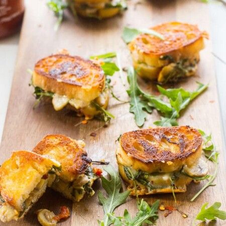 Mini Grilled Cheese Sandwich Appetizers - The Girl on Bloor Sandwich Appetizers, Mini Grilled Cheese, Cheese Dippers, Grilled Peppers And Onions, One Bite Appetizers, Cravings Food, Hummingbird Food, Gourmet Appetizers, Appetizer Sandwiches