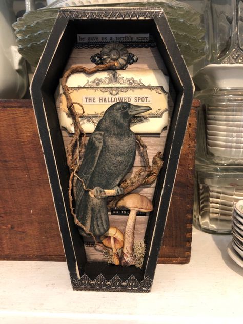 Vintage Halloween coffin shadowbox with Raven by Janie D mattern Halloween Diorama, Halloween Shadow Box, Miniature Halloween, Halloween Paper Crafts, Halloween Folk Art, Halloween Coffin, Halloween Miniatures, Halloween Tags, Halloween Displays