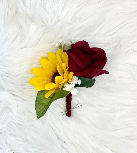 Sunflower Wedding Flower Arrangements, Corsage Sunflower, Corsage Wedding Mother, Red Sunflower Wedding, Red Roses And Sunflowers, Sunflower Corsage, Fall Sunflower Weddings, Sunflower Boutonniere, Rose Centerpieces Wedding