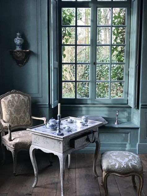 Dusty Blue Dining Room, Gustavian Style Interiors, Elsa House, Belgian Interiors, Modern Classical Interior, Gustavian Interiors, Blue Dining Room, Practical Home Decor, Swedish Interiors