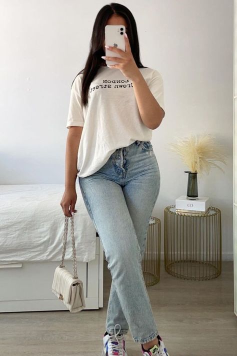 Basic College Outfits, White Oversized Tshirt, Oversized Tshirt Outfit Jeans, Af1 White, Blue Wide Leg Jeans, Cardigan Blazer, Cute Modest Outfits, Chique Outfits, Stylish Work Attire