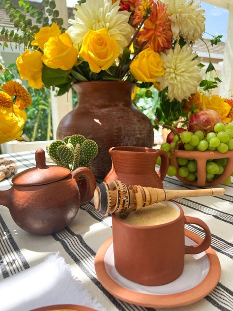 Mexican Dinning Room Table, Hacienda Style Table Decor, Mexican Inspired Table Setting, Fall Mexican Decor, Mexican Modern Kitchen Decor, Mexican Plates Table Settings, Mexican Boho Party, Modern Mexican Table Setting, Modern Mexican Party Decor