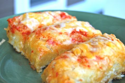 sweet tomatoes focaccia bread... so delicious.  though i prefer the garlic asiago variety better. Foccia Bread Pizza, Foccia Bread, Pizza Foccacia, Baked Muffins, Pizza Focaccia, Foccacia Bread, Focaccia Pizza, Delicious Soups, Focaccia Recipe