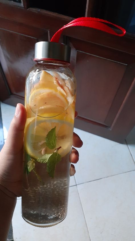 Day1 buah Ini aq pake ✔ Lemon ✔ Apel ✔ Chiaseed ✔ Daun mint  Jadi...aku itu mau, akan nyoba infused water 7 hari detox. Yang aturan, rule nya adalah: Day1 buah Day2 sayur Day3 rimpang Day4 mix Day5 buah lagi Day6 sayur lagi Day7 rimpang lagi  #detox #infusedwater #airnano Daun Mint, Fruit Infused, Infused Water, Voss Bottle, Plastic Water Bottle, Mason Jars, Water Bottle, Lemon, Mint