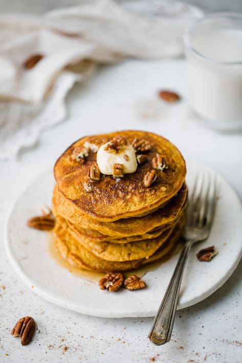 Deliciously fluffy healthy pumpkin oatmeal pancakes made with pumpkin puree, oats, pumpkin pie spices and naturally sweetened with a touch of pure maple syrup. The perfect pumpkin pancake recipe that you can make right in your blender! #pancakes #healthypancakes Pumpkin Oatmeal Pancakes, Pecan Pancakes, Oatmeal Pancakes Recipe, Freeze Pancakes, Pumpkin Pancake Recipe, Ambitious Kitchen, Oatmeal Pancakes, Pumpkin Spice Syrup, Pumpkin Oatmeal