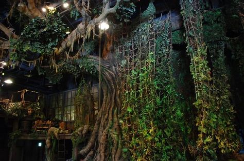 Jungle Props Set Design, Tree Vines, Jungle Backdrop, Set Theatre, Theatre Backdrops, Fake Leaves, Disneyland Photos, Il Re Leone, Rope Ladder