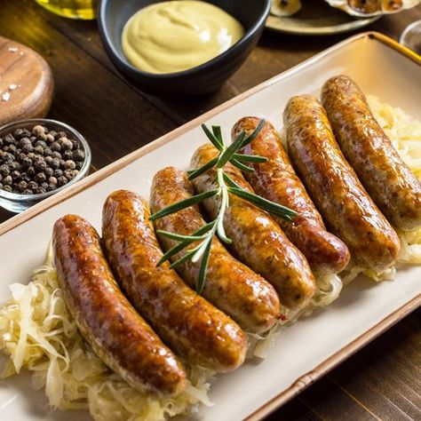 What is Knockwurst? | Bratwurst vs. Knockwurst Bratwurst Dinner Ideas, Bratwurst Oven, Bratwurst Dinner, How To Cook Bratwurst, German Bratwurst, Low Carb Slow Cooker Recipes, Traditional German Food, Yellow Squash Casserole, Bratwurst Sausage