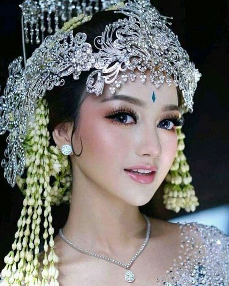 fashion instagood photooftheday love photography travel indonesia follow art instalike beautiful jakarta happy beach picoftheday lfl style holiday sunset cute trip explore instadaily adventure music instagram nature lampung palembang pahawanglampung Javanese Wedding, Wedding Makeup Bride, Medium Long Haircuts, Indonesian Wedding, Funny Reaction, Women Poster, Traditional Bride, Pretty Females, Arab Women