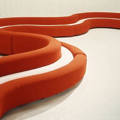 Canapé boudin Amphis, par Pierre Paulin Pierre Paulin Interiors, Pierre Paulin Sofa, 70s Interior Design, Modern Classic Furniture, 70s Interior, Retro Interior Design, Modern Sofa Living Room, Pierre Paulin, Charles Eames