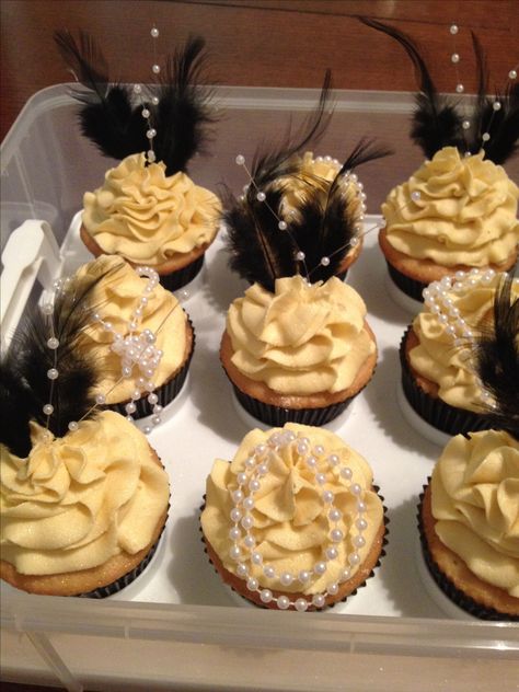 Great Gatsby themed cupcakes 1940s Party Theme Decor, The Great Gatsby Party Theme Sweet 16, Great Gatsby Bday Party, Great Gatsby Party Decorations Birthdays, Great Gatsby Birthday Party Ideas, Gatsby Themed Party Food, 1920 Sweet 16 Party, Great Gatsby 40th Birthday Party, Gatsby Birthday Party Theme