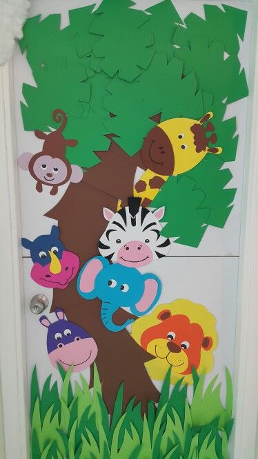 Classroom door / Zoo animals theme / Jungle Classroom Door, Zoo Crafts, Jungle Theme Classroom, School Doors, Bulletin Board Decor, Door Decorations Classroom, Board Decoration, Photo Charms, Classroom Door