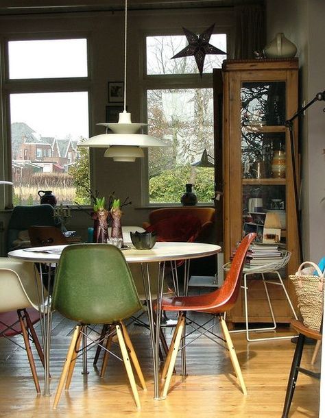 10 Beautiful Interior Designs Featuring The Eames® Molded Plastic Side Chairs Mismatched Dining Room, Midcentury Dining Room, Eames Dining, Eames Side Chair, Retro Dining Rooms, Mid Century Dining Room, Eclectic Dining Room, Woven Dining Chairs, Eclectic Dining