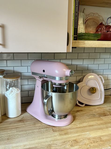 KitchenAid mixer / cute / baking *affiliate link* Baking Mixer Aesthetic, Mixer Aesthetic, Stand Mixer Aesthetic, Kitchenaid Aesthetic, Kitchenaid Mixer Decor Ideas, Beautiful Stand Mixer, Feather Pink Kitchenaid, Milkshake Kitchenaid Mixer, Pink Kitchenaid