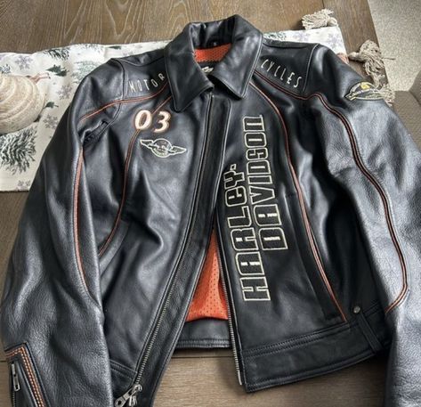 Motorcycle Jacket For Women, Harley Davidson Leather Jackets Women, Vintage Harley Davidson Jacket, Cool Jackets Women, Harley Davidson Outfits Woman, Big Jacket Outfits, Racer Jacket Outfit Women, Harley Davidson Outfits, Moto Racer Jacket