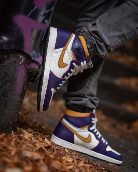 Nike Jordan Air 1 Purple, Air Jordan 1 Court Purple, Sneakers Outfit Work, Jordans Sneakers Outfit, Nike Shoes Huarache, Shoes Aesthetic, Heels Vintage, Nike Fashion Shoes, Outfit Work