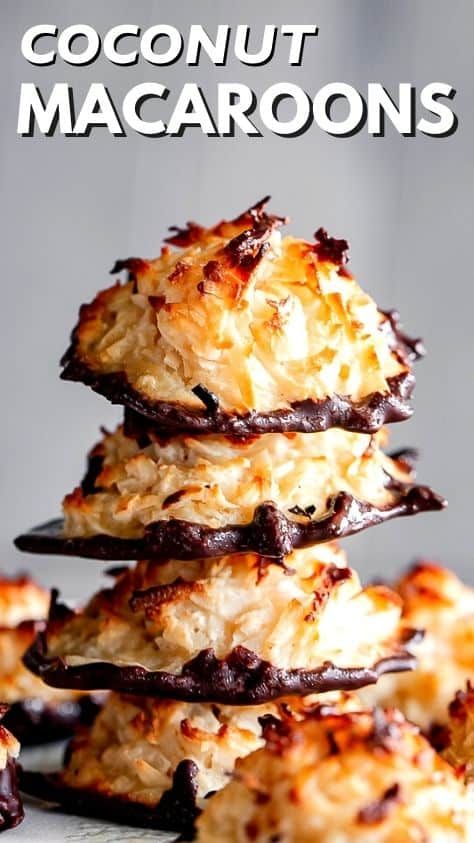 This recipe for classic Coconut Macaroons yields chewy chocolate-dipped cookies that are loaded with chewy coconut flavor! Holidays Desserts, Tropical Desserts, Coconut Macaroons Recipe, Cake Mug, Dinner Side, Dessert Aux Fruits, Macaroon Recipes, Oreo Dessert, Coconut Macaroons