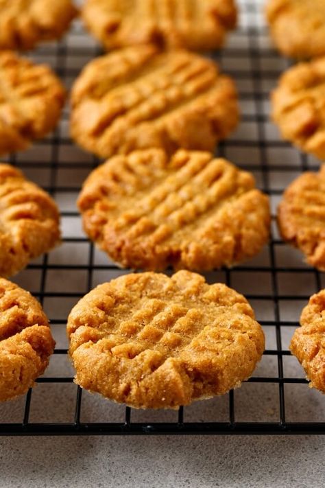 Healthy Biscuits Recipe, Clean Eating With Kids, Peanut Butter Biscuits, Healthy Biscuits, Butter Biscuits, Classic Peanut Butter Cookies, Easy Clean Eating Recipes, Easy Peanut Butter Cookies, Peanut Butter Cookie