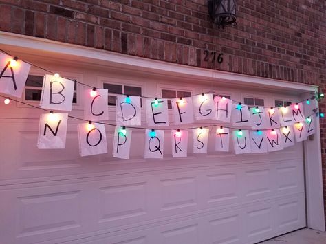 Stranger Things Halloween Outdoor, Stranger Things Christmas Decorations, Diy Stranger Things Halloween Decor, Stranger Things Halloween Decorations Outdoor, Stranger Things Yard Decor, Stranger Things Outdoor Halloween Decor, Stranger Things Haunted House, Diy Stranger Things Decor, Stranger Things Diy Decorations