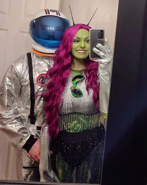 Alien And Spaceman Costume, Alien Costumes Women, Star Trek Decorations Party, Alien Costume Women Diy, Diy Alien Costume Women, Retro Alien Costume, Astronaut Makeup, Alien Costume Diy, Star Trek Decorations