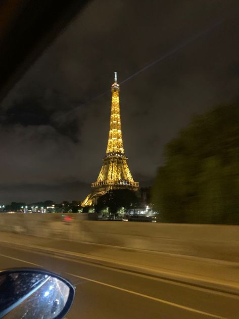 Paris by night ✨ | Paris nuit, Tour eiffel, Idées d'image Paris Night View, Snap Paris, Paris Night Aesthetic, Paris Snap, Mains Couple, Connor Cobalt, Eiffel Tower Lights, Night Paris, Eiffel Tower At Night