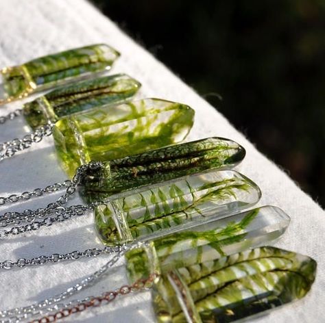 Moss Crystal, Crystal Terrarium, Moss Necklace, Outfit Petite, Flower Resin Jewelry, Resin Rings, Elven Jewelry, Terrarium Jewelry, Wine Gift Baskets