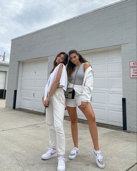 Streetstyle casual cozy white sweatpants sweatshorts outfit white nike air force 1s White Sweatshorts Outfit, White Sweats Outfit, White Nike Air Force, Sweats Outfit, White Sweatpants, White Nike Air, Nike Air Force 1s, Air Force 1s, Outfit White