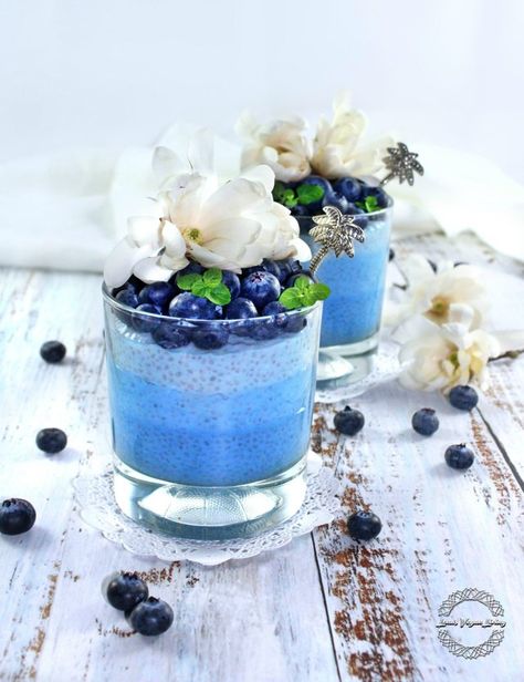 Blue Food Photography, Pretty Pudding, Blue Pudding, Blue Parfait, Fine Dining Desserts, Desserts In A Glass, Yogurt Bar, Blue Desserts, Dessert Photography