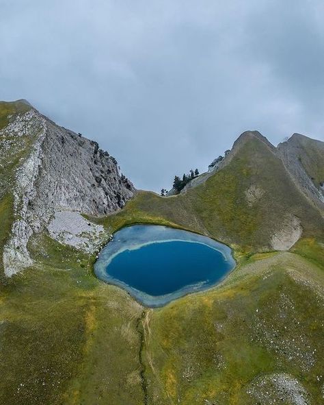 Greece Mountains, Greek Mountains, Mountain Lake, Greece Travel, Greek Islands, The Dragon, Beautiful Landscapes, The Mountain, Trekking