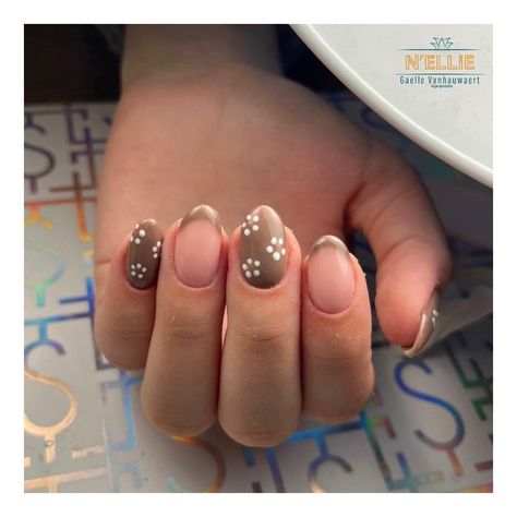 Cute Simple Flower Nail Designs, Brown Nails With Daisy, Brown And White Flower Nails, Brown Nails With Flower Design, Brown Nails With Flowers, Brown Floral Nails, Brown Flower Nails, Nail Art Bunga, Fall Flower Nails