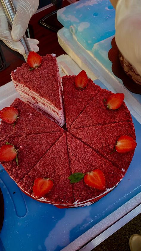 mille crepes Red Velvet Crepe Cake, Mile Crepes Cake Aesthetic, Resep Mille Crepe Cake, Mile Crepes Cake, Miles Crepes, Mille Crepe Cake, Mille Crepes, Red Velvet Oreo, Kue Macaroon