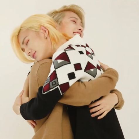 Kids Hugging, Cute Hug, Kid Memes, Kids Icon, Hwang Hyunjin, Celebrity Art, Felix Stray Kids, Angkor, Crazy Kids