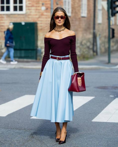 Blue Velvet Skirt Outfit, Dark Teal Outfit, Blue Satin Skirt Outfit, Navy Blue Outfit Ideas, London Fall Outfits, Cobalt Blue Outfit, Burgundy Outfits, Blue Skirt Outfits, Elegantes Outfit Damen